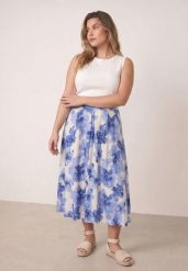 Niebieska Rozkloszowana Spódnica z Wiskozy Zdobiona Kwiatowym Wzorem Palereia. Niebieskie spódnice damskie Born2be, l, z aplikacjami, z tkaniny, plus size, midi, proste. Za 89.99 zł.