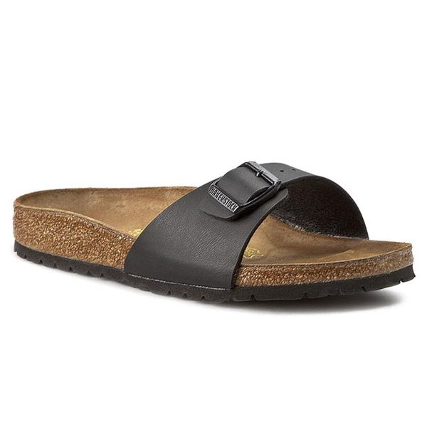 Klapki Birkenstock. Czarne klapki damskie Birkenstock, bez wzorów, bez obcasa. Za 359.99 zł.