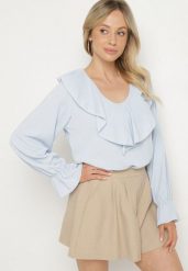 Jasnoniebieska Bluzka z Ozdobną Falbanką Tanalissea. Niebieskie bluzki damskie Born2be, bez wzorów, biznesowe, bez kołnierzyka, bez ramiączek. Za 49.99 zł.