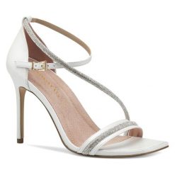 Sandały Tamaris. Białe klapki damskie Tamaris, bez wzorów, bez obcasa, na szpilce, bez zapięcia. Za 329.99 zł.