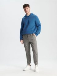 Spodnie jogger - szary. Szare spodnie materiałowe męskie Sinsay, m, bez wzorów, z włókna. Za 49.99 zł.