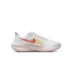 Buty do biegania damskie Nike Wmns Air Zoom Pegasus 39. Białe obuwie sportowe damskie Nike, bez wzorów, z materiału, do biegania. Za 604.00 zł.