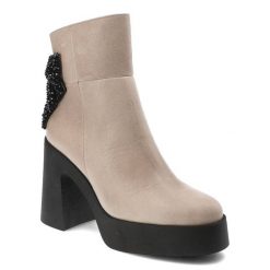 Beżowe Damskie Botki Armodo Obuwie Z Elegancką Kokardą. Brązowe botki damskie Armodo, ze skóry, bez obcasa, na obcasie. Za 479.00 zł.
