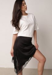 Czarna Satynowa Spódnica o Asymetrycznym Kroju z Koronką Arlivia. Czarne spódnice damskie Born2be, l, bez wzorów, z koronki, eleganckie, mini, asymetryczne. Za 119.99 zł.