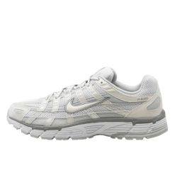Buty do chodzenia dla dorosłych Nike P-6000 Metallic Summit White. Białe obuwie sportowe damskie Nike, bez wzorów, z gumy, do biegania. Za 859.49 zł.