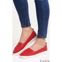 Czerwone Slip On Emollients. Czerwone trampki i tenisówki damskie Born2be, z materiału. Za 79.99 zł.