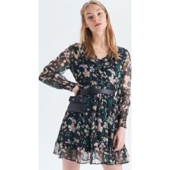 Sukienka w kwiaty - Czarny. Sukienki damskie Cropp. Za 79.99 zł.