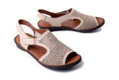 COMFORTABEL 710227-08 beige, sandały damskie. Brązowe sandały damskie Comfortabel, bez wzorów, bez obcasa, na płaskiej podeszwie, bez zapięcia. Za 211.92 zł.