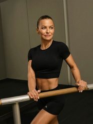 4F Crop top treningowy damski 4F x Anna Lewandowska - czarny S. Czarne koszulki sportowe damskie 4f, l, bez wzorów, z materiału, biznesowe, bez kołnierzyka. Za 99.99 zł.