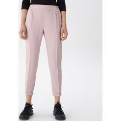 Spodnie typu jogger - Różowy. Spodnie materiałowe damskie House. W wyprzedaży za 39.99 zł.