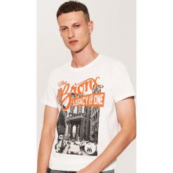 T-shirt z fotonadrukiem - Kremowy. Białe t-shirty męskie House, l, bez wzorów, bez kołnierzyka. W wyprzedaży za 19.99 zł.