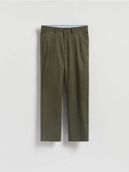 Bawełniane spodnie chino slim - ciemnozielony. Zielone spodnie materiałowe męskie Reserved, bez wzorów, z bawełny. Za 149.99 zł.
