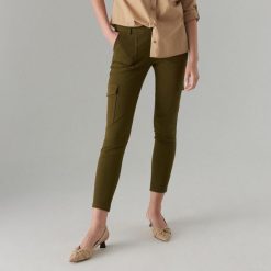 Spodnie z kieszeniami cargo - Khaki. Spodnie materiałowe damskie marki Mohito. Za 119.99 zł.
