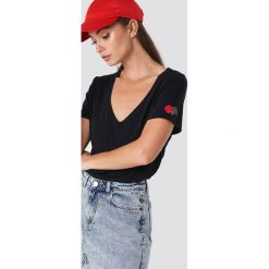 NA-KD T-shirt z haftowaną różą - Black. Czarne t-shirty damskie NA-KD, z haftami, dekolt w kształcie v. Za 72.95 zł.