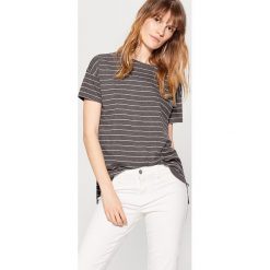 Koszulka z asymetrycznym dołem - Szary. Szare t-shirty damskie Mohito, z asymetrycznym kołnierzem. Za 89.99 zł.