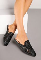 Czarne Klapki Typu Mule z Koronkową Cholewką Setenira. Czarne klapki damskie Born2be, bez wzorów, z jeansu, eleganckie, bez obcasa, na płaskiej podeszwie. Za 74.99 zł.