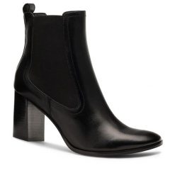 Botki GINO ROSSI. Czarne botki damskie Gino Rossi, bez obcasa, na słupku, bez zapięcia. Za 379.99 zł.