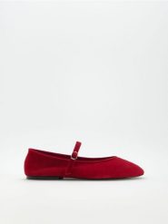 Zamszowe baleriny z paskiem - czerwony. Czerwone baleriny damskie Reserved, bez wzorów, z zamszu, bez obcasa. W wyprzedaży za 139.99 zł.