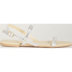 Płaskie sandały - Jasny szary. Szare sandały damskie Sinsay, bez wzorów, bez obcasa, na płaskiej podeszwie, bez zapięcia. W wyprzedaży za 14.99 zł.
