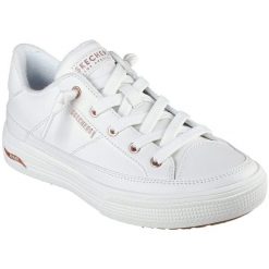 Buty sportowe damskie Skechers Arch Fit Arcade On. Białe obuwie sportowe damskie Skechers, bez wzorów, z materiału. Za 490.00 zł.