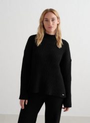 Damski sweter prążkowany, luźny, z okrągłym dekoltem, boczne rozcięcie czarny. Czarne swetry damskie Aim'n, m, bez wzorów, z dzianiny, biznesowe, bez kołnierzyka, bez ramiączek, bez kaptura. Za 339.00 zł.