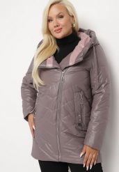 Jasnofioletowa Pikowana Kurtka z Asymetrycznym Suwakiem i Nieodpinanym Kapturem Erisettae. Fioletowe kurtki damskie Born2be, xl, bez wzorów, z materiału. Za 259.99 zł.