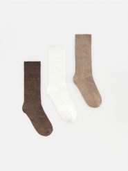 Długie skarpetki z wiskozą 3 pack - brązowy. Brązowe skarpety damskie Reserved, bez wzorów, z wiskozy. Za 39.99 zł.