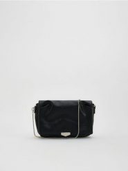 Torebka na ozdobnym łańcuszku - czarny. Czarne torebki do ręki damskie Reserved, bez wzorów, ze skóry, bez dodatków. Za 119.99 zł.