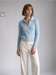 Krótki sweter z wiskozą i kołnierzem - błękitny. Niebieskie swetry damskie Sinsay, l, bez wzorów, z wiskozy, bez kołnierzyka, bez ramiączek, krótkie, bez kaptura. Za 69.99 zł.