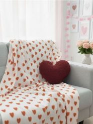 Koc w serca - czerwony. Czerwone kocyki dla dzieci Sinsay. Za 17.99 zł.