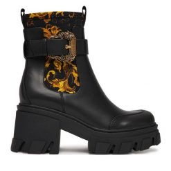 Botki Versace Jeans Couture. Czarne botki damskie Versace Jeans Couture, z jeansu, bez obcasa, na słupku, bez zapięcia. Za 789.99 zł.