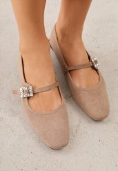 Ciemnobeżowe Balerinki z Imitacji Zamszu o Fasonie Mary Jane z Cyrkoniową Klamrą Ireltise. Brązowe baleriny damskie Renee, z aplikacjami, eleganckie, bez obcasa. Za 69.99 zł.