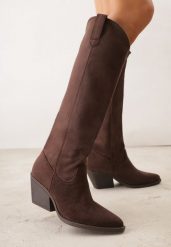 Brązowe Kozaki Kowbojki na Stożku z Gładką Cholewką z Imitacji Zamszu Halille. Brązowe kozaki damskie Renee, z materiału, bez obcasa, na obcasie. Za 199.99 zł.