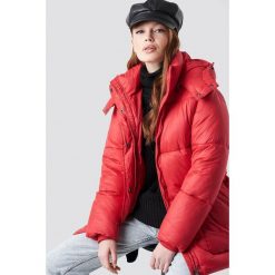 NA-KD Trend Kurtka watowana z paskiem - Red. Kurtki damskie marki NA-KD Trend. W wyprzedaży za 129.58 zł.