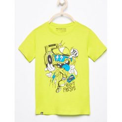 T-shirt z nadrukiem - Zielony. Zielone t-shirty dla chłopców Reserved, z nadrukiem. W wyprzedaży za 19.99 zł.