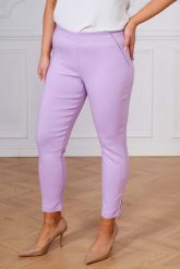 Lawendowe spodnie chinosy Nina z zamkami 7/8 PLUS SIZE XXL WIOSNA. Fioletowe spodnie materiałowe damskie Nasi partnerzy, plus size, bez wzorów, z elastanu. Za 159.90 zł.