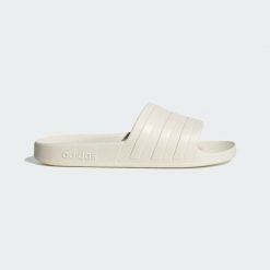 Klapki adilette Aqua. Białe klapki damskie Adidas, z materiału, eleganckie. Za 99.95 zł.