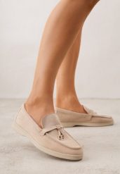 Ciemnobeżowe Mokasyny z Imitacji Zamszu z Ozdobnym Przeszyciem i Zawieszką Veleyra. Brązowe mokasyny damskie Born2be, z jeansu, biznesowe. Za 99.99 zł.