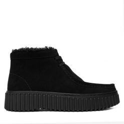 Trzewiki Clarks. Czarne botki damskie Clarks, bez obcasa, na płaskiej podeszwie, bez zapięcia. Za 569.99 zł.