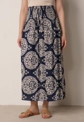 Granatowa Rozkloszowana Spódnica z Wiskozy z Wysokim Stanem i Etnicznym Wzorem Ari. Niebieskie spódnice damskie Born2be, z aplikacjami, z wiskozy, biznesowe, z podwyższonym stanem, midi, dopasowane. Za 59.99 zł.