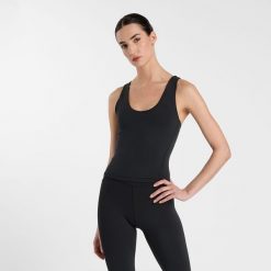Koszulka damska New Balance WT51150BK – czarna. Czarne koszulki sportowe damskie New Balance, xs, z aplikacjami, z lycry, bez kołnierzyka, bez ramiączek, do biegania. Za 229.99 zł.