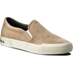 Tenisówki TOMMY HILFIGER - Heritage Suede Slip On Sneaker FM0FM01355 Sand 102. Brązowe trampki męskie Tommy Hilfiger, z gumy. W wyprzedaży za 269.00 zł.