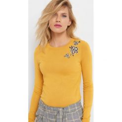 Sweter z kwiatowym haftem. Żółte swetry damskie Orsay, z dzianiny. Za 79.99 zł.