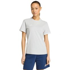 Damska koszulka adidas Entrada 26 Tee szara. Szare koszulki sportowe damskie Adidas, bez wzorów, z bawełny, sportowe, bez kołnierzyka. Za 78.99 zł.