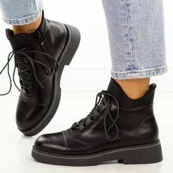 Czarne botki damskie Jezzi 2435-4. Czarne botki damskie Jezzi, na jesień, ze skóry, eleganckie, bez obcasa, bez zapięcia. W wyprzedaży za 197.10 zł.