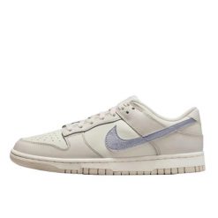 Buty do chodzenia damskie Nike Dunk Low Ess Trend. Obuwie sportowe damskie Nike, bez wzorów, z materiału, trekkingowe. Za 902.49 zł.