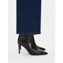 Botki GINO ROSSI. Czarne botki damskie Gino Rossi, bez obcasa, na szpilce, bez zapięcia. Za 499.99 zł.