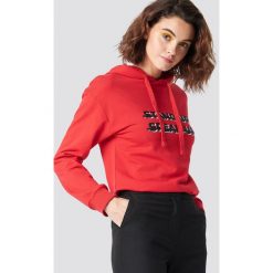 Emilie Briting x NA-KD Bluza z kapturem Stand Up - Red. Czerwone bluzy damskie Emilie Briting x NA-KD, z nadrukiem. Za 161.95 zł.