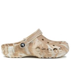 Klapki sportowe unisex Crocs BAYA MARBLED CLOG. Brązowe klapki damskie Crocs, bez wzorów, sportowe, bez obcasa. Za 179.00 zł.