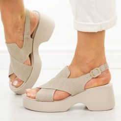 Beżowe skórzane sandały damskie na platformie S.Barski 7005. Brązowe sandały damskie S.BARSKI, bez wzorów, z jeansu, bez obcasa, na platformie, bez zapięcia. Za 249.00 zł.